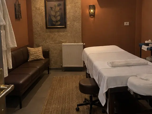 Deri kanepeli, halılı masaj odası — Maçka, Masaj Salonun